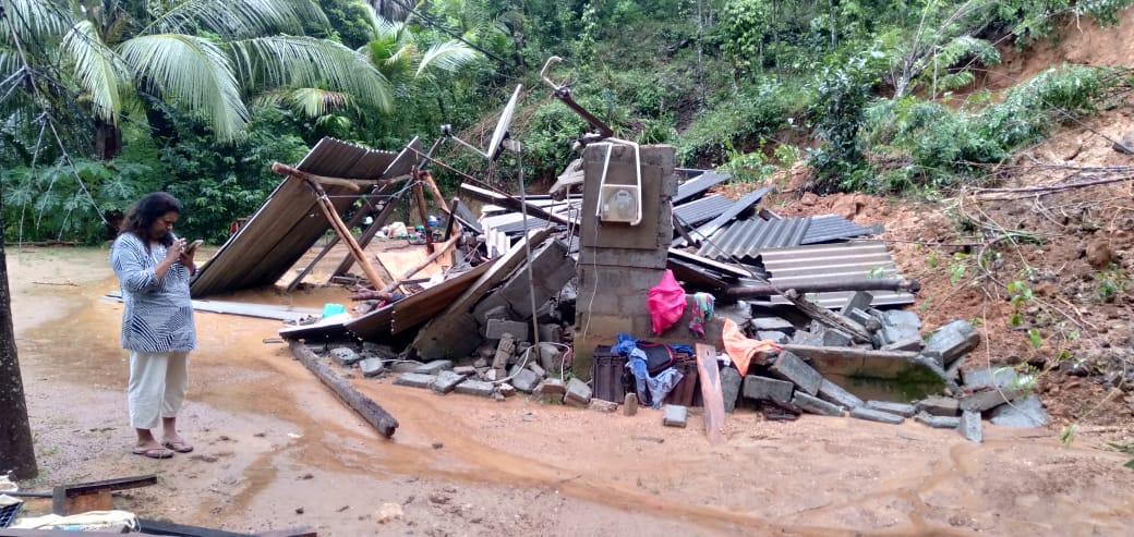 기둥 하나를 제외하고 집이 무너져 있다.